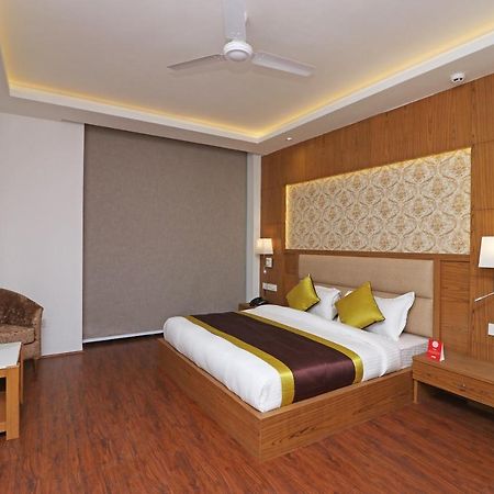 Capital O Hotel Star Inn Near Chhatarpur Metro Station Neu-Delhi Exterior foto