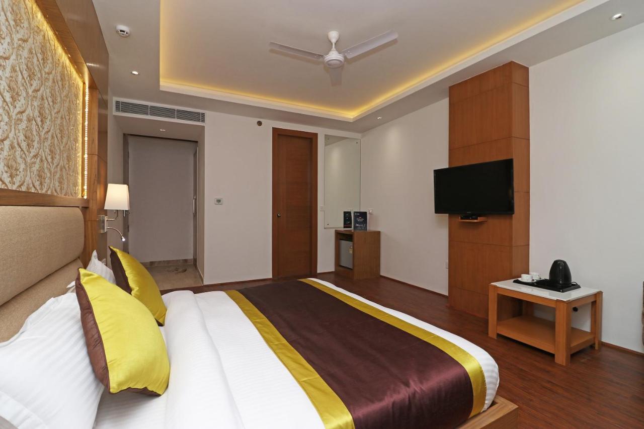 Capital O Hotel Star Inn Near Chhatarpur Metro Station Neu-Delhi Exterior foto