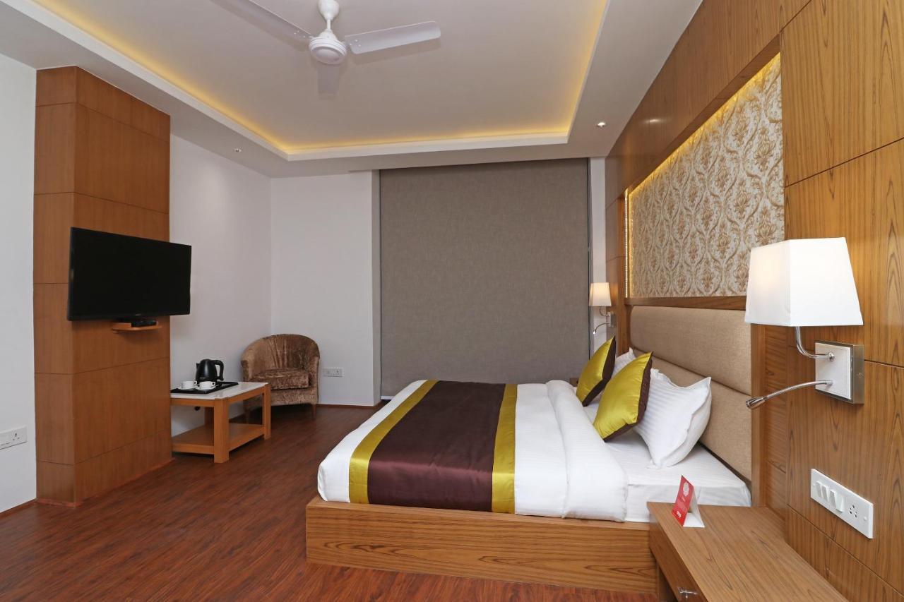 Capital O Hotel Star Inn Near Chhatarpur Metro Station Neu-Delhi Exterior foto