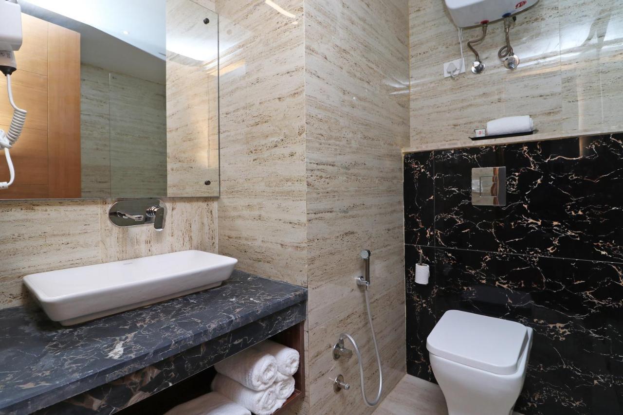 Capital O Hotel Star Inn Near Chhatarpur Metro Station Neu-Delhi Exterior foto