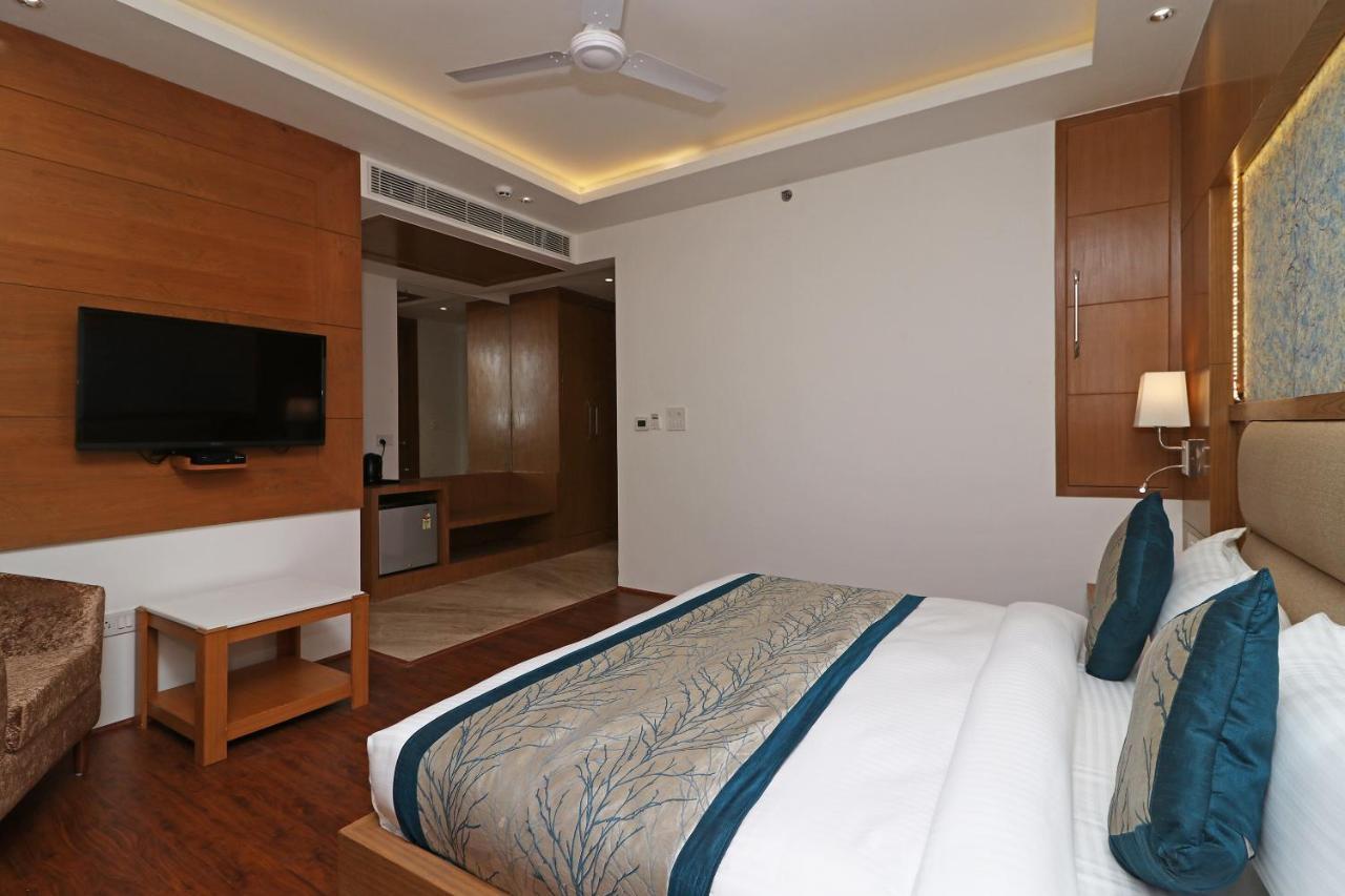 Capital O Hotel Star Inn Near Chhatarpur Metro Station Neu-Delhi Exterior foto