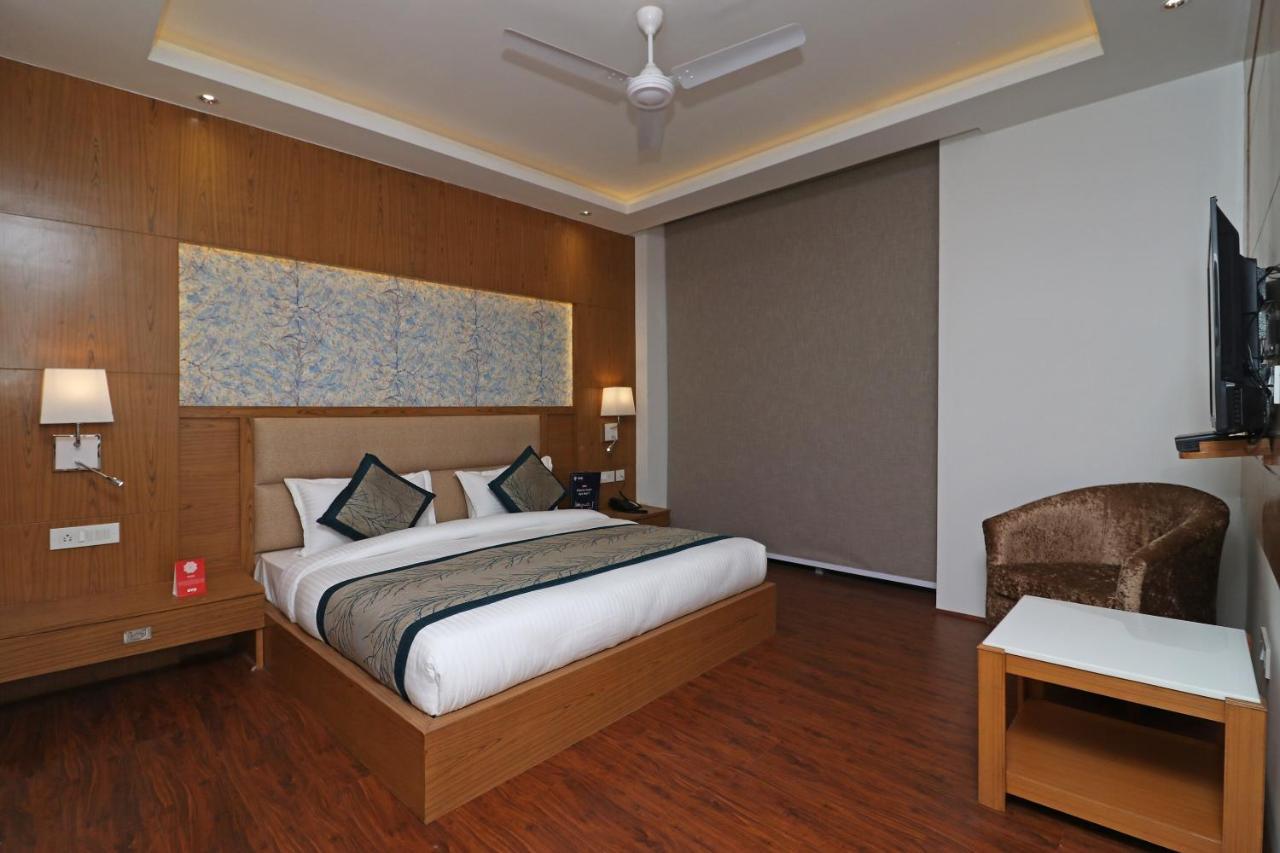 Capital O Hotel Star Inn Near Chhatarpur Metro Station Neu-Delhi Exterior foto